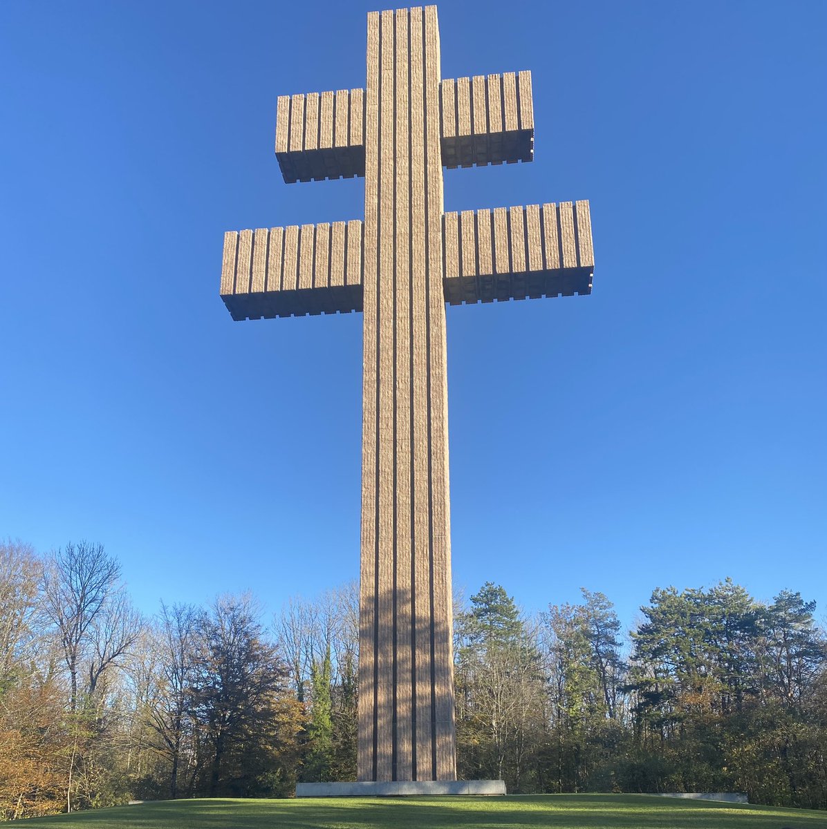 Les Français se souviennent de cet homme seul qui n'a cessé d'en appeler à ce qu'ils portent en eux de meilleur, l'espoir, l'esprit de conquête, le respect. De Gaulle nous a appris à ne jamais nous fier à l'esprit de division. Le gaullisme est une espérance.