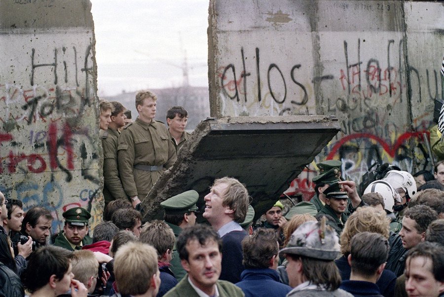 Generations7080's tweet photo. C'était il y a 32 ans ! la chute du Mur de Berlin ! 

#Berlin89 #MurDeBerlin https://t.co/wVvamdURzd
