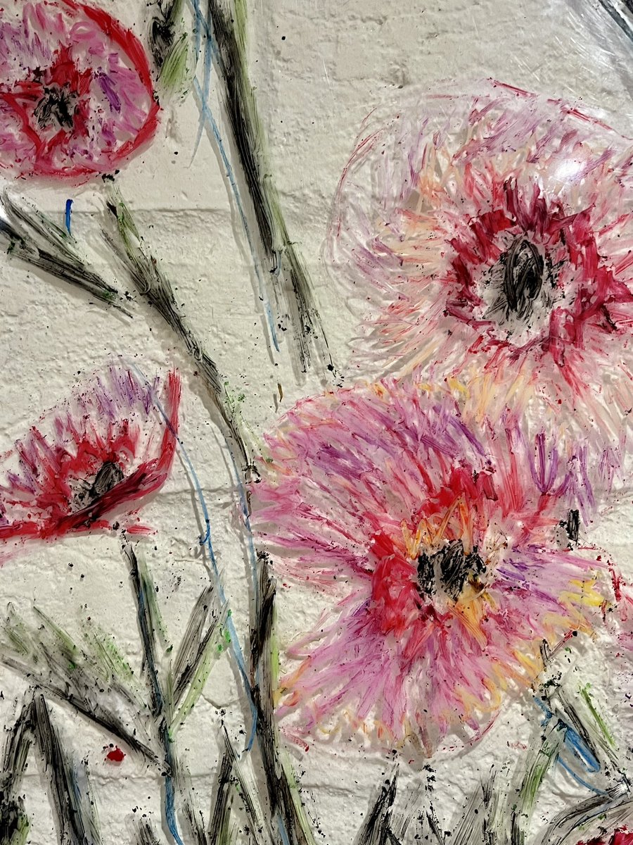 YH_ArtDesign's tweet photo. Beautiful examples of maturity in choice of colour by #yorkhouseY7  #LestWeForget #oilpastel #interpretingnature https://t.co/NAFFGNSnVP