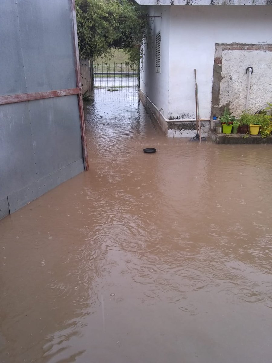 noradiaz44's tweet photo. Como podrán afrontar los Cordobeses las próximas tormentas? Donde está esa parte de todo lo que vendió el Intendente @MartinLlaryora en el programa de Largarto? "que se está haciendo desagües, etc." Todo marketing de Campaña. La cruel imagen de una #CiudadAbandonada. https://t.co/tFb7Oqg0Q8