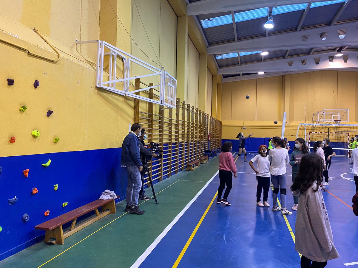 voleypinto's tweet photo. #ESCUELAVOLEIBOL Hoy tuvimos una visita especial a nuestra escuela! Las cámaras de @telemadrid grabaron un simpático reportaje que pronto podremos ver! Ahi va un pequeño adelanto gráfico... 🥰😍
#somosvoleibol #pintoesdeporte #pintoesvoleibol #lailusionnosetoca https://t.co/lBCllzUSay