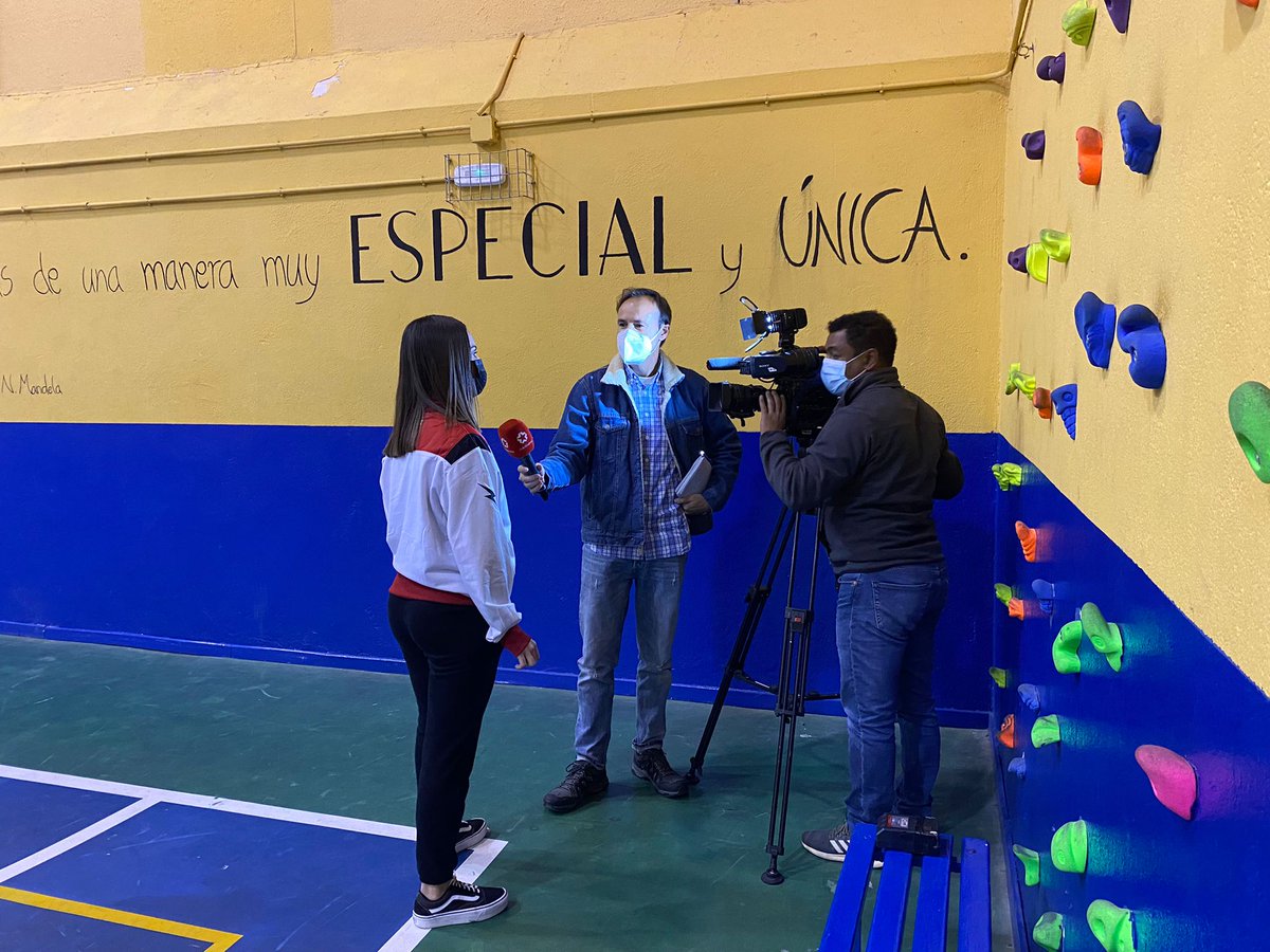voleypinto's tweet photo. #ESCUELAVOLEIBOL Hoy tuvimos una visita especial a nuestra escuela! Las cámaras de @telemadrid grabaron un simpático reportaje que pronto podremos ver! Ahi va un pequeño adelanto gráfico... 🥰😍
#somosvoleibol #pintoesdeporte #pintoesvoleibol #lailusionnosetoca https://t.co/lBCllzUSay