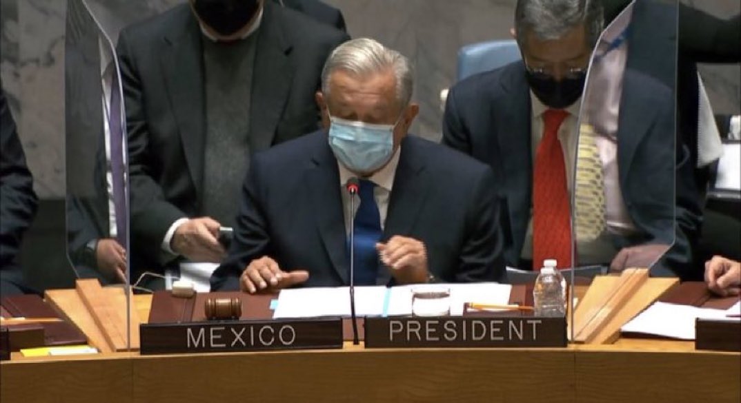 Porque cuando te está viendo el jefe si te pones cubrebocas.

Así me gusta: hablador.