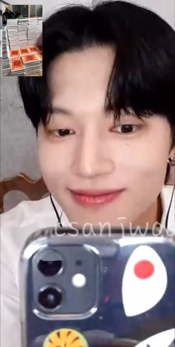 mingiwo's tweet photo. PLEASEE THE WAY MINGI AND SEONGHWA ARE LIKE 😧 AND THEN THERES WOOYOUNG ☺️🤳📸 https://t.co/XxUzwDvAwV