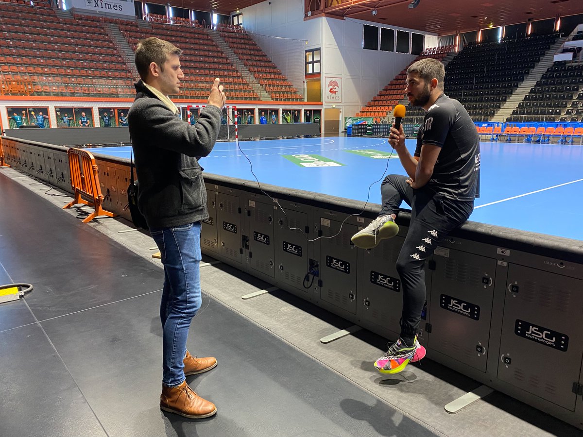 USAMNIMESGARD's tweet photo. 🎙 Notre presse locale s’est déplacée au Parnasse pour recueillir le sentiment des joueurs et du staff avant la reprise ce mercredi face au MHB. 🤾‍♂️

Merci à #NRJ #MidiLibre #FranceBleuGardLozere #France3 #ObjectifGard #Jusport30 #TotalSportMedia #LaGazette

#NousSommesUSAM https://t.co/Hp5mHMRSvJ