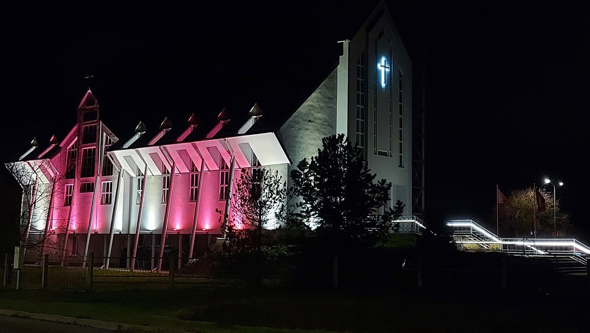 tolstovs1's tweet photo. Tuvojoties valsts svētkiem, Salaspils katoļu baznīca ir izgaismota Latvijas karoga krāsās @SalaspilsLv @Salaspilsnovads #Salaspils #katolis #Latvija https://t.co/RYYAmwz5Yh