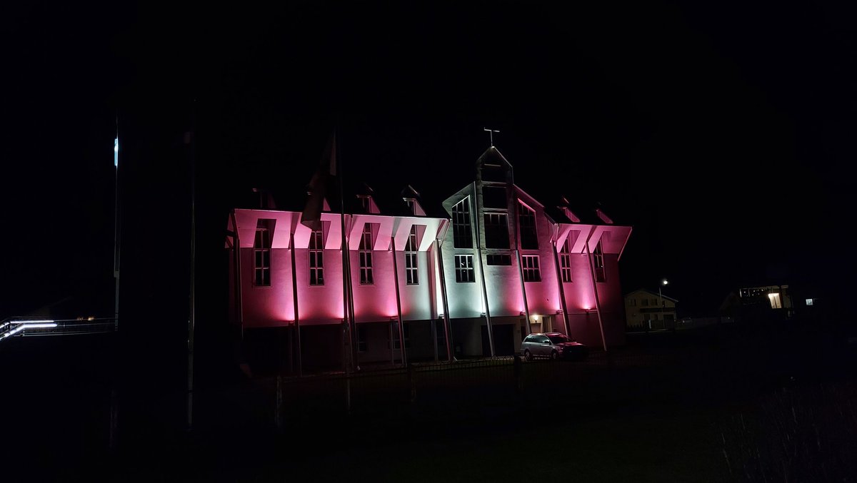 tolstovs1's tweet photo. Tuvojoties valsts svētkiem, Salaspils katoļu baznīca ir izgaismota Latvijas karoga krāsās @SalaspilsLv @Salaspilsnovads #Salaspils #katolis #Latvija https://t.co/RYYAmwz5Yh