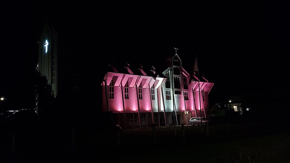 tolstovs1's tweet photo. Tuvojoties valsts svētkiem, Salaspils katoļu baznīca ir izgaismota Latvijas karoga krāsās @SalaspilsLv @Salaspilsnovads #Salaspils #katolis #Latvija https://t.co/RYYAmwz5Yh