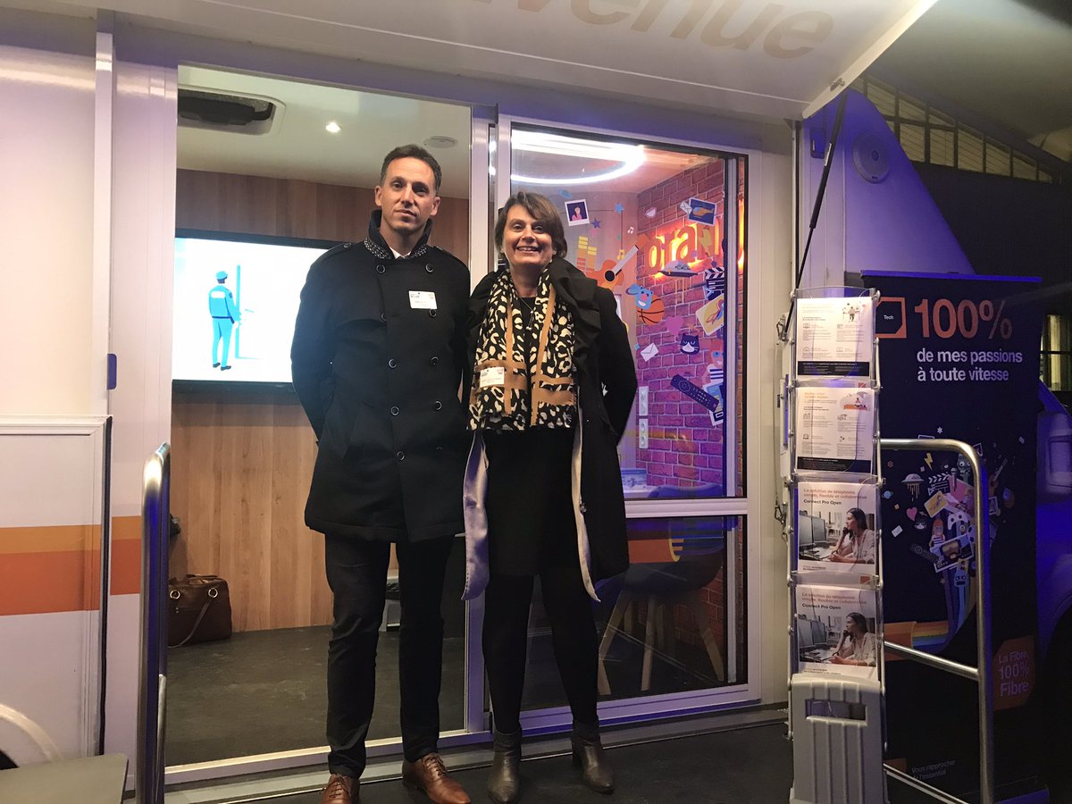 AlainLeCoz's tweet photo. Estafette @Orange_France arrivée pour le début de la soirée  #artisanight @cmarPDL  avec équipes @OrangePaysLoire &amp; @OrangePro @delannoy_marie_ @DominiqueAubrit @RobertMitu_pdl https://t.co/F7LersLPHv