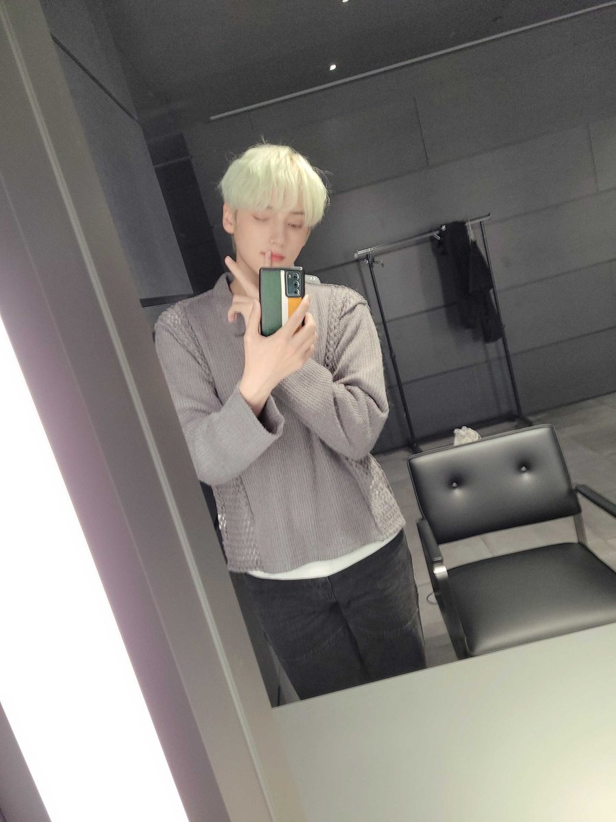 cheo_by's tweet photo. @TXT_members 📸 Hueningkai | Twitter

"Fotos en el espejo después de un tiempo >3<"

@TXT_members #HUENINGKAI #TOMORROW_X_TOGETHER https://t.co/cLzqQB4e5Z