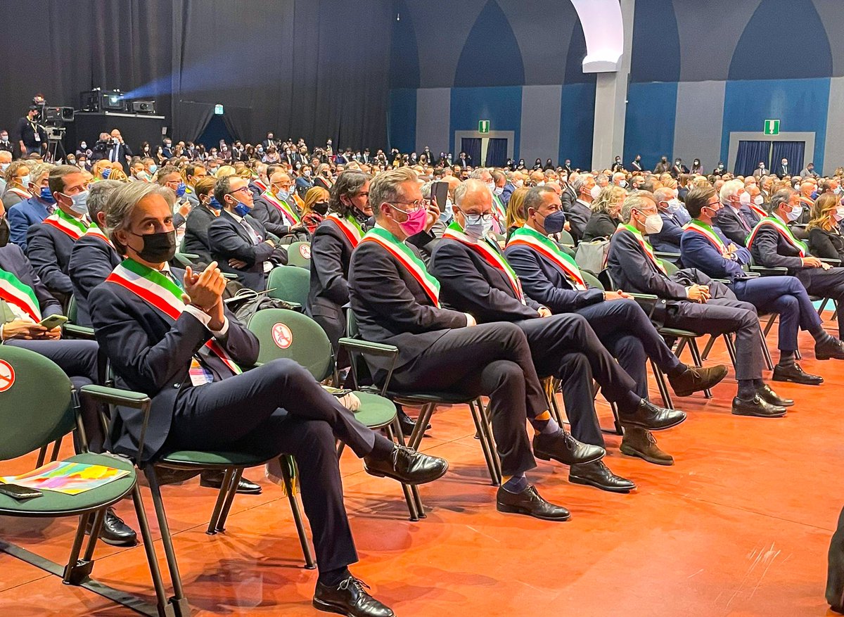 g_falcomata's tweet photo. Non credo ci possa essere emozione più grande che indossare sul petto la fascia tricolore. Poco fa a #Parma, capitale della cultura Italiana 2021, è iniziata la 38° Assemblea nazionale di @comuni_anci. Un grande onore per me rappresentare la Città di #ReggioCalabria.

#Anci2021 https://t.co/bqCp2DgqSs