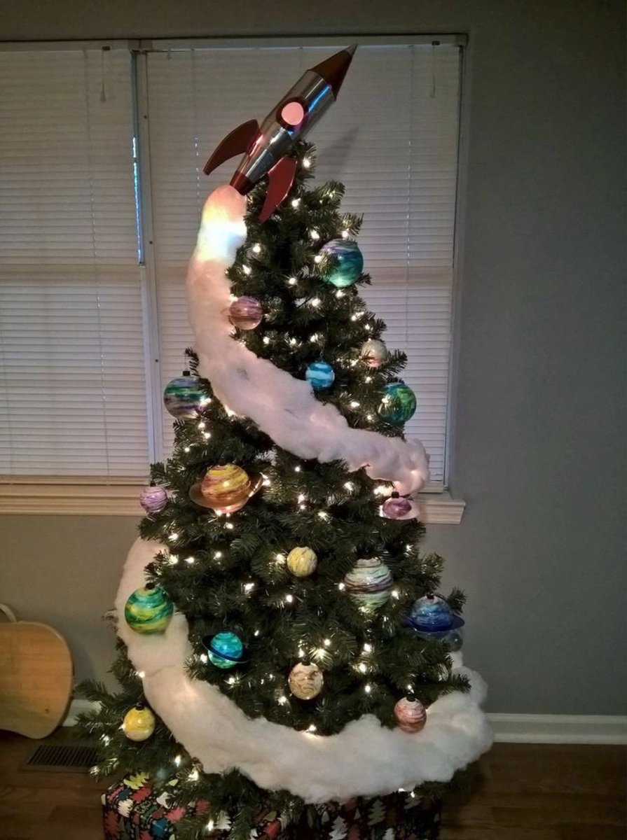 Abro hilo de árboles de navidad según la persona: 

El que estudió astronomía: