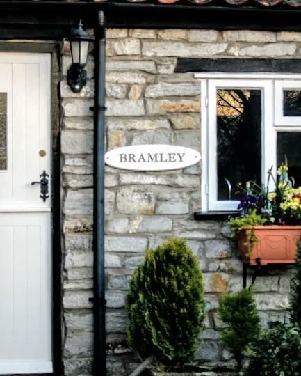 TheMiddlewick's tweet photo. Bramley Cottage https://t.co/nVMypS5Myr was once part of the original 350-year-old farmhouse &amp; many original features remain. With large wooden beams &amp; stone fireplace, this is one of our most popular cottages. Perfect for a relaxing night after a big day outdoors #TheMiddlewick https://t.co/xZNGUHvnVw