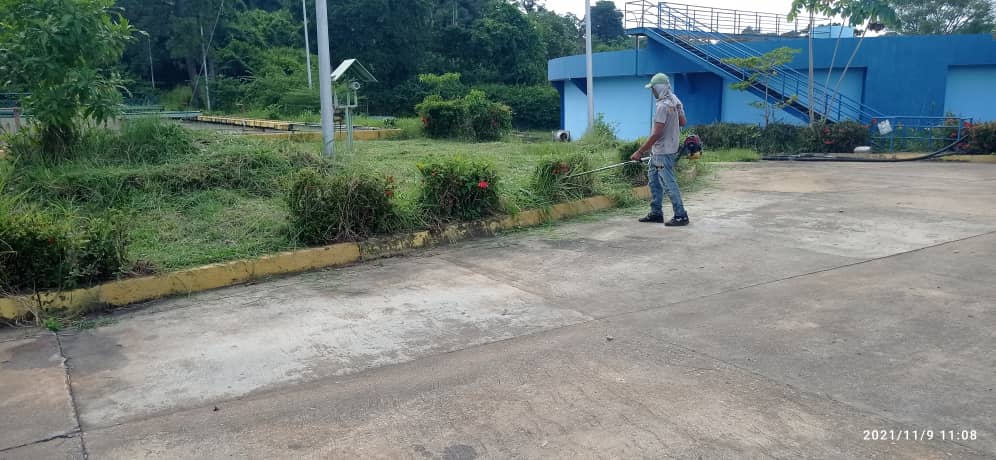 SecretariaInfrM's tweet photo. #HOY09 #RUTA200🚩 Continuamos trabajando con las labores de limpieza y desmalezamiento de áreas verdes en la Planta de Tratamiento de Agua de Monagas #Maturin Gracias a la gestió de @Cosme_Psuv @ErnestoPSUV_ @NicolasMaduro @GobMonagas_ https://t.co/zrYTSDIdXH