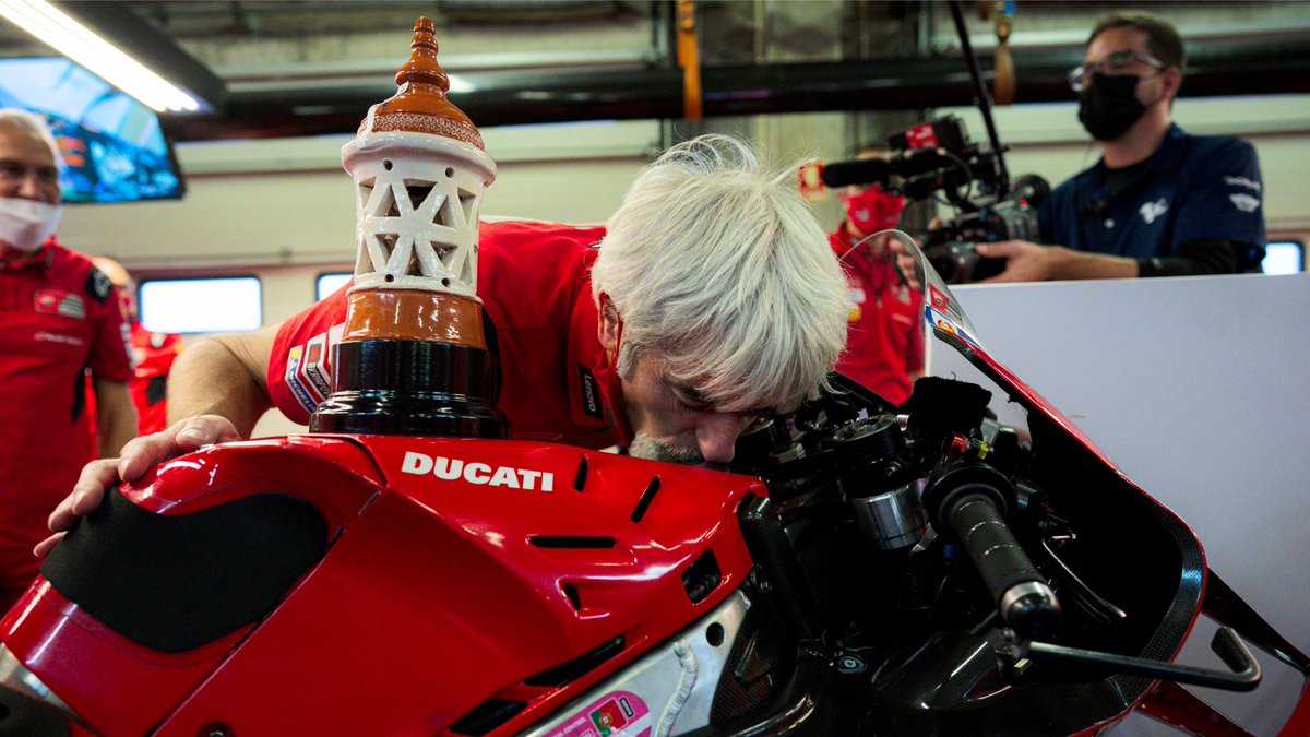 ducaticorse's tweet photo. We love you, Desmosedici! 😘 

#ForzaDucati #DucatiLenovoTeam https://t.co/6plOwejYkg