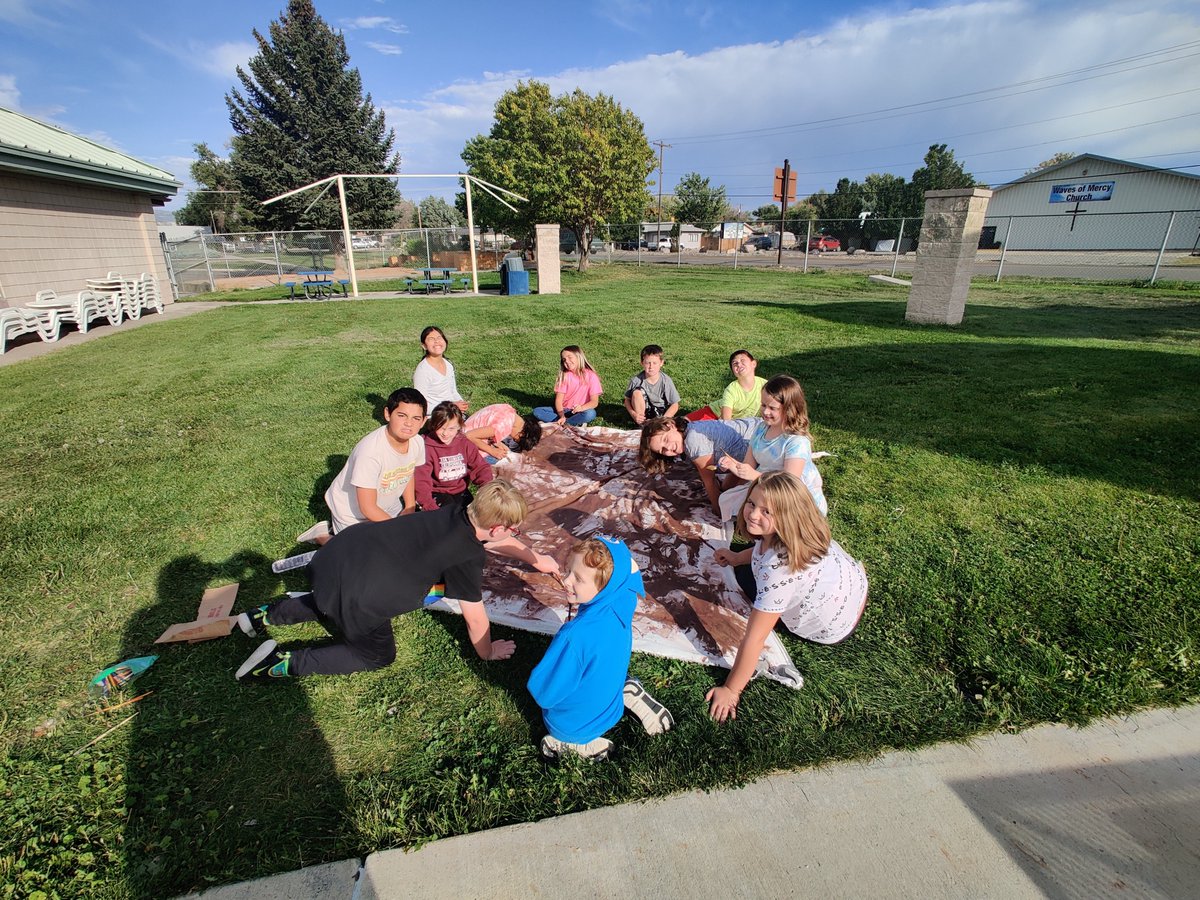 MrdPrograms's tweet photo. More 🍎 painting! We are painting a trunk for our giving tree! 
#fall #kids #craft #nrpa #committohealth #thanksgiving #creativity #afterschoolprogram https://t.co/xXF6EI6Jg2