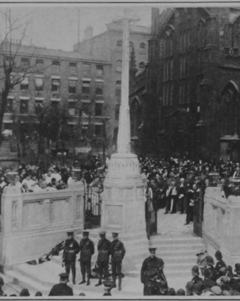 HistoryHrothgar's tweet image. 1. It was designed by Cecil Greenwood Hare and unveiled on 20 April 1922 by George Monckton-Arundell, 7th Viscount Galway, Chairman of Nottinghamshire County Council. It was funded by public subscription and stands as the entrance to St Mary's Church, Nottingham...