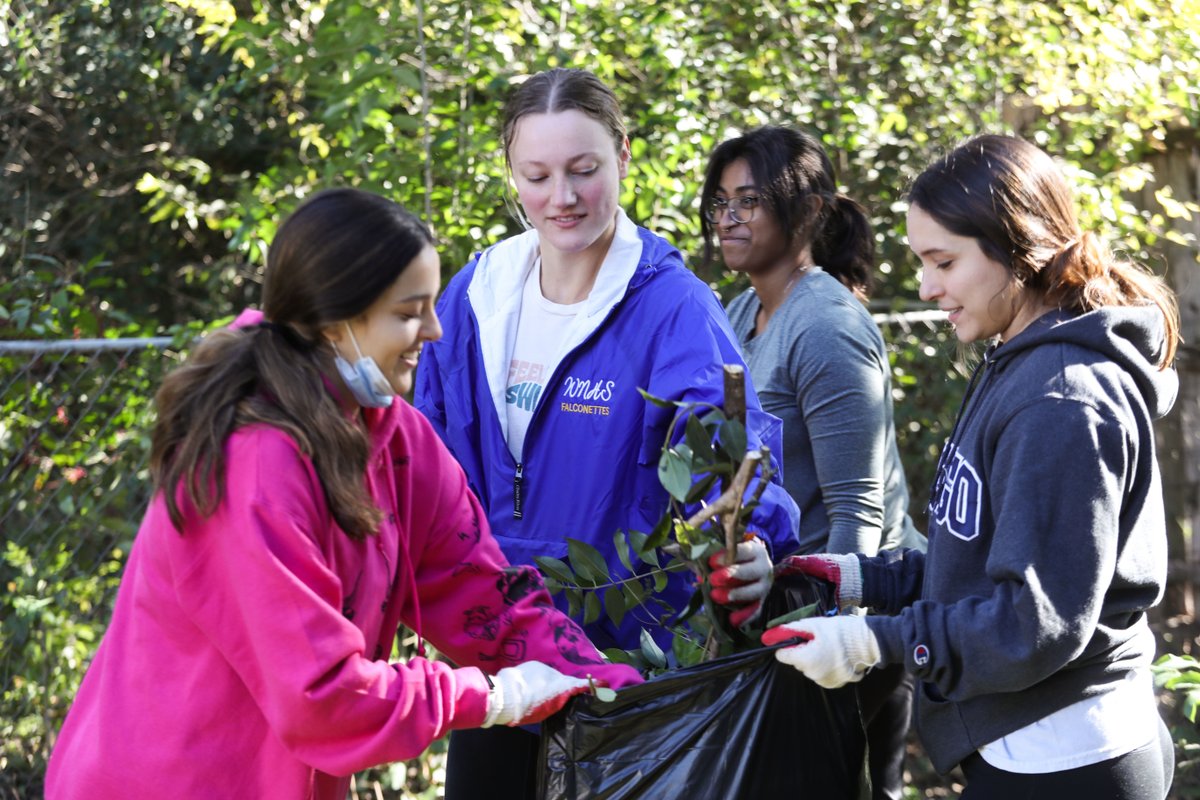 beabaylorbear's tweet photo. Twice a year, thousands of Baylor students “step out” together across Waco to volunteer in the community through Baylor’s Steppin' Out program. What a joy it is to see our students serve our city! #WhyBaylor #BU26 https://t.co/Y3t0n3mYtn