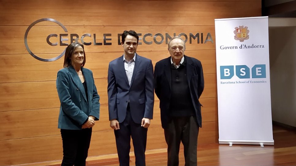 bse_barcelona's tweet photo. #CalvoArmengolPrize Laureate Benjamin Golub arrives for the Prize Lecture at @CdEconomia in Barcelona with BSE director Teresa Garcia-Milà and Professor Salvador Barberà https://t.co/OD2pDyjo8n