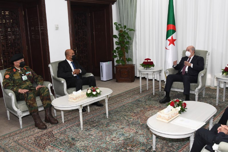 AlgPresidency's tweet photo. #هام
استقبل السيد رئيس الجمهورية،اليوم نائب رئيس المجلس الرئاسي الليبي، السيد موسى الكوني،رفقة رئيس الأركان العامة للجيش الليبي،الفريق أول محمد الحداد،وتم خلال اللقاء بحث سبل تعزيز التعاون الثنائي في عديد المجالات، وتبادل وجهات النظر حول قضايا إقليمية ودولية،ذات الاهتمام المشترك. https://t.co/AW5CmyMHdr