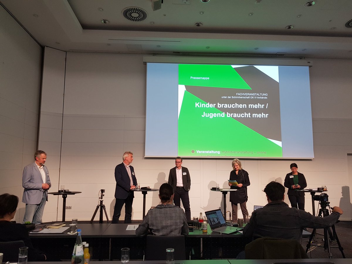 enno_maass's tweet photo. Nun startet die Podiumsdiskussion #kinderbrauchenmehr #jugendbrauchtmehr u.a. mit Bundesministerin @AnjaKarliczek Bernhard Gibis (@kbv4u) Beate Leinberger @bvvp_bund und Heiko Borchers #DPtV Fachgruppe KJP @DPtVBund https://t.co/zqW1INx1Fk