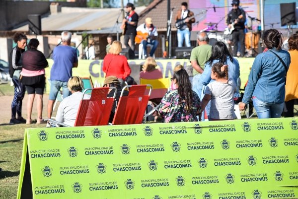 MuniChascomus's tweet photo. Julieta Spina: “En los festivales comunitarios todos los vecinos y vecinas, somos protagonistas”🙂. https://t.co/zyTRgg6H75 @julispina https://t.co/4QJwEL5ghQ