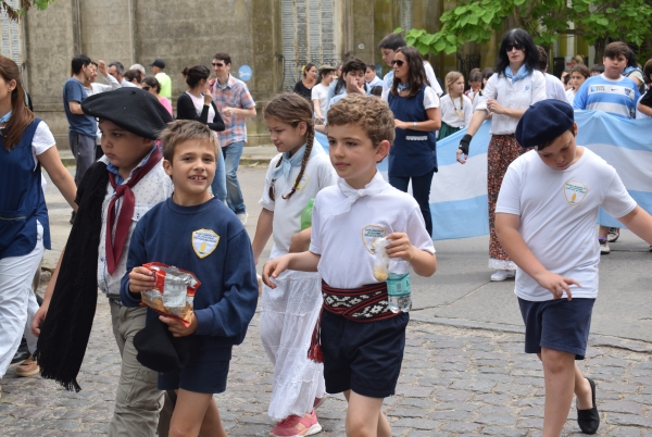 Estudiantes de la Escuela Municipal N°1 recorrerán las calles céntricas celebrando nuestras tradiciones 🇦🇷. bit.ly/3D3aNka