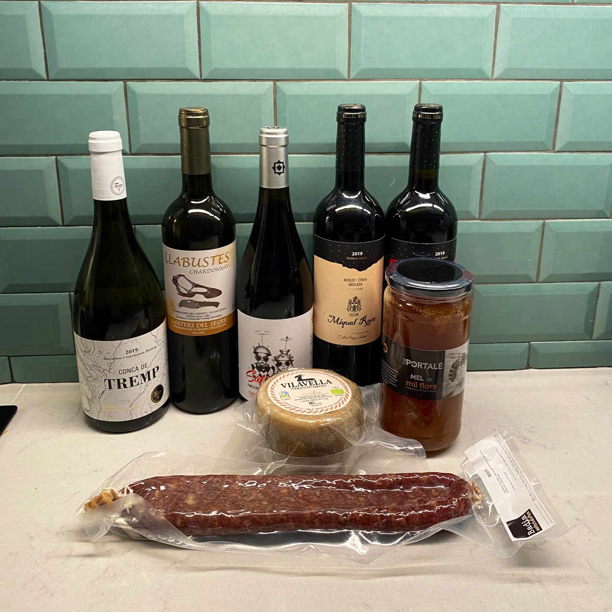 Kiribatis's tweet image. Des de Barcelona ens encanta donar suport als productors 👨🏻‍🌾i productores👩🏼‍🌾 del #PallarsJussà. I és ben fàcil de gaudir del Pallars 🧀🍷 gràcies a la #cadenadevalors de @AtgPallars. #alteugust