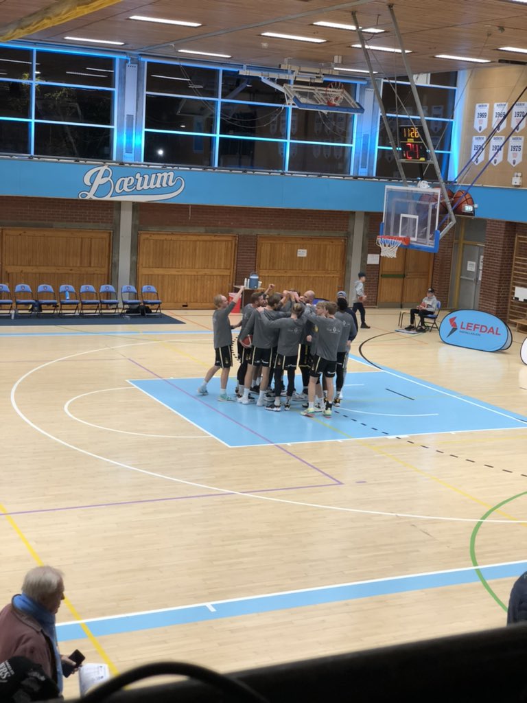 10 min til kampstart Bærum - Asker i Firiligaen! 
Det som skulle bli et enormt lokaloppgjør preges dessverre litt av sjukdom hos hjemmelaget! Asker ser sterke ut i år. Tror likevel Bærum kan slå fra seg her. Gilchrese tilbake er viktig! 
Tune inn på <a href="/tv2playnorge/">TV 2 Play</a> #firiligaen