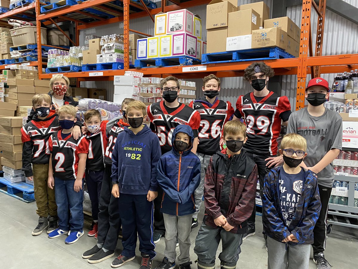GaleKatchur's tweet photo. Fort Sask Falcons football players give back to community today! They are @Fresbro in @CityFortSask making 400 bags of food that w/be available for sale &amp; U can donate to @fsfoodbank . Fresons will also donate $400 to the Food Bank.  What a great community we live in!  Thank you! https://t.co/uiXlWOm214