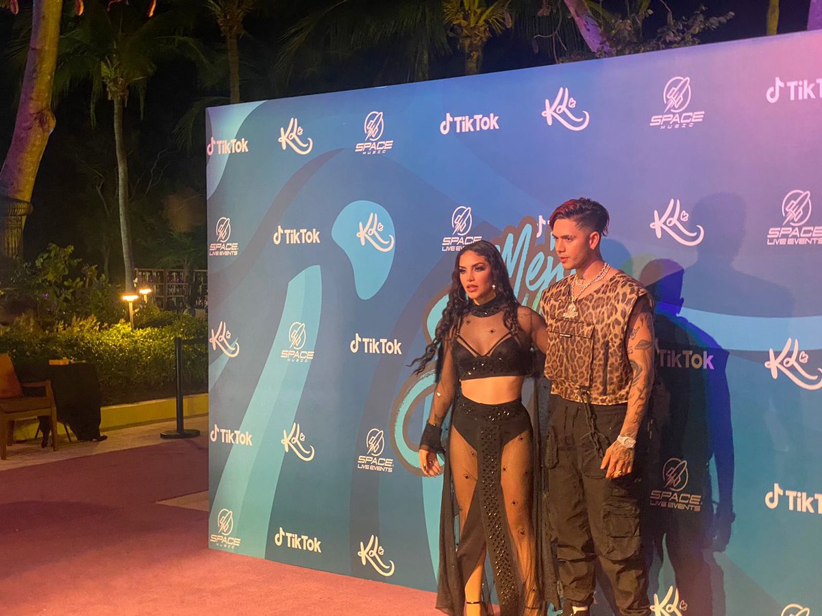 TvsEspectaculos's tweet photo. .@KimberlyLoaiza lanzó en Acapulco ‘Mejor Sola”, su 7o sencillo, donde colabora con “Zion &amp; Lennox”. Estuvo acompañada por @Juandedios_P, su esposo. La influencer, cuenta con 154 millones de seguidores, comentó que no le afectan las críticas, a su estilo de vida. https://t.co/F1aXA3yamU