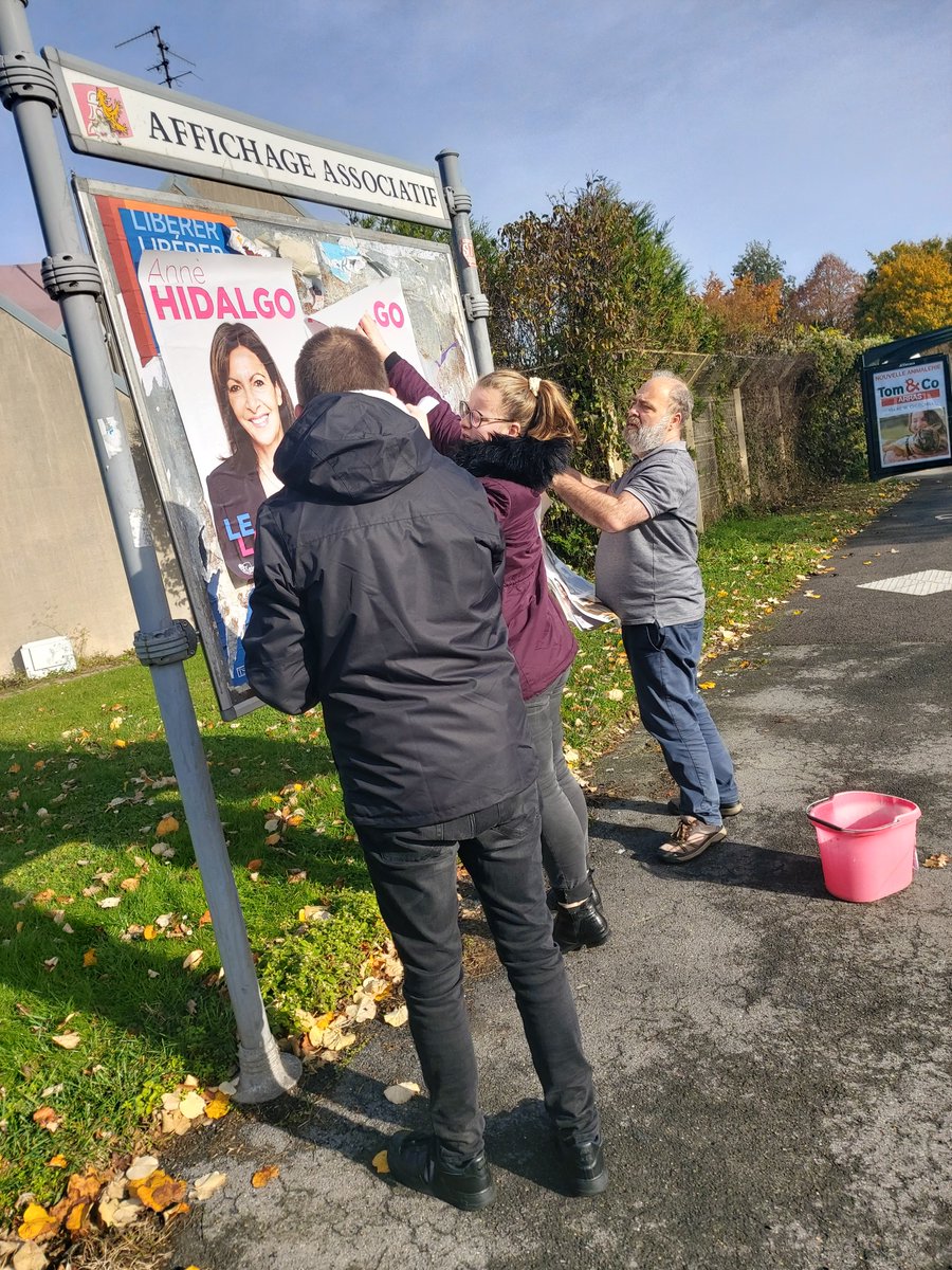 psarrageois's tweet photo. 🔴 Séance de collage à Arras pour soutenir #Hidalgo2022 💚
Avec le @psarrageois et les @JSduPDC 💪
#psarras #GénérationHidalgo 🌹 https://t.co/lmV8E8QH5B