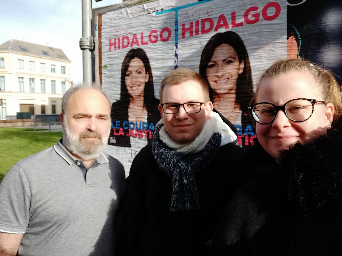 psarrageois's tweet photo. 🔴 Séance de collage à Arras pour soutenir #Hidalgo2022 💚
Avec le @psarrageois et les @JSduPDC 💪
#psarras #GénérationHidalgo 🌹 https://t.co/lmV8E8QH5B