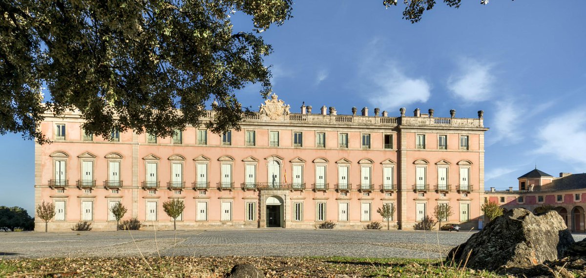 IAlbarregasc's tweet photo. En agosto de 1747, mi hijastro Fernando VI me desterró al Real sitio de la Granja de San Ildefonso en Segovia, siempre tiene que hacerse las cosas una misma de verdad 🥱🥱 por eso me construí mi propia residencia, el Palacio Real de Riofrío. https://t.co/4zCId2bLtl