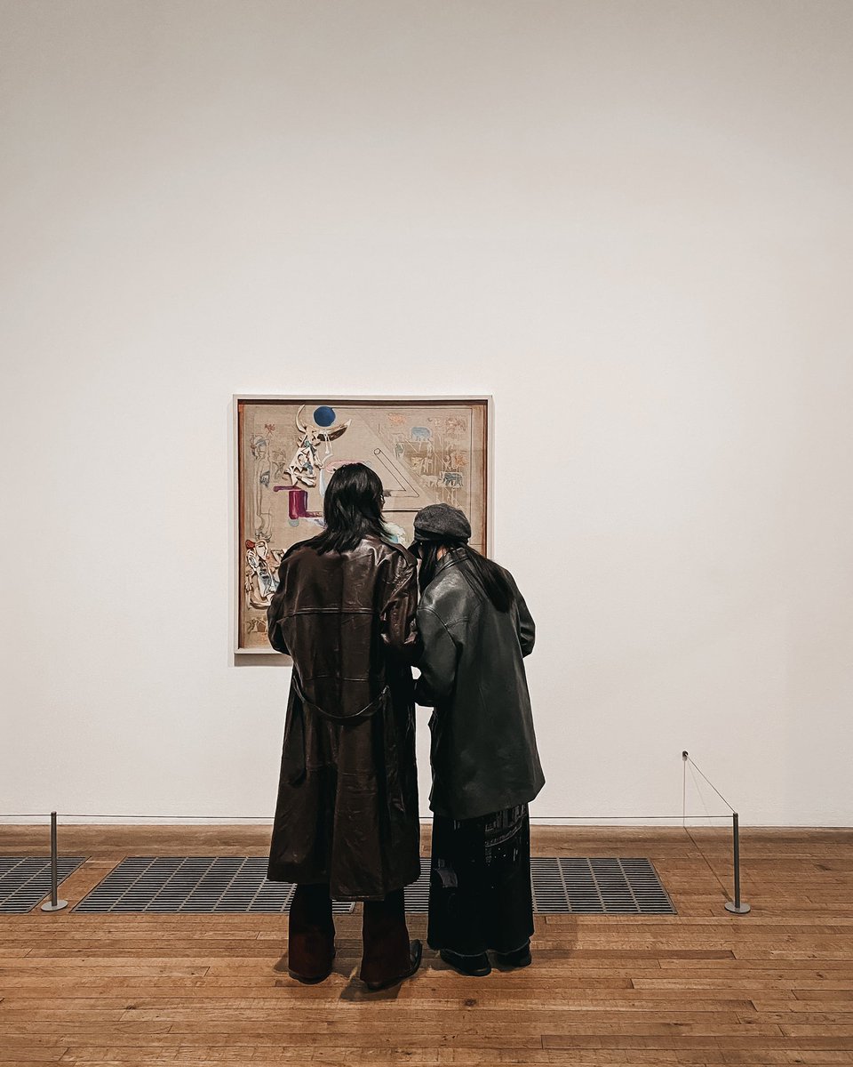 " مرة في العمر، يقف الإنسان بجوار أحدهم ولا يودُّ التحرّك حتى لو فاته العالم ."

.
Tate modern- london