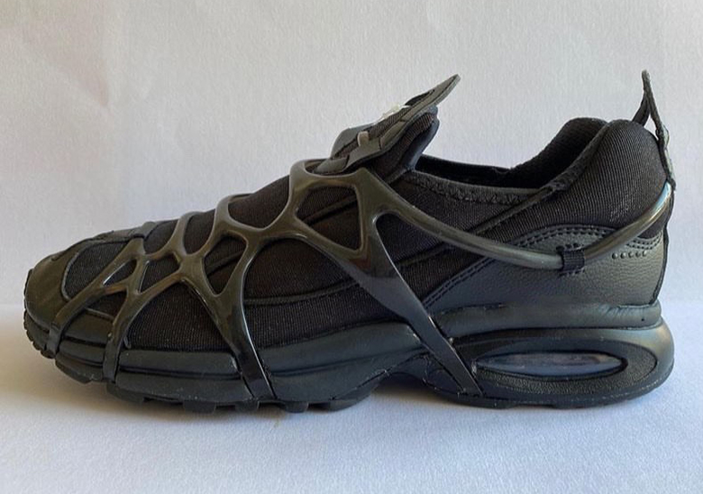 Sneaker News tweet media