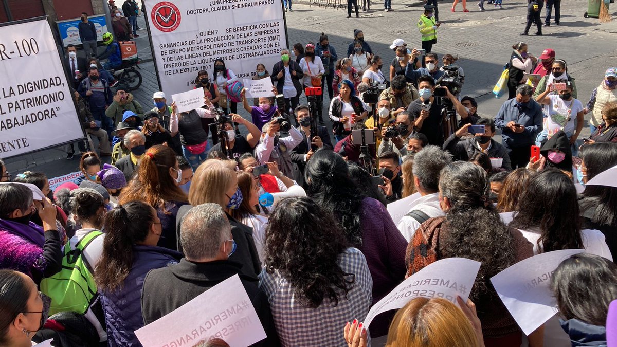AmerangelLorenz's tweet photo. Mis niños de #Morena y @Claudiashein me quieren tanto, que hoy me trajeron porras al Congreso. 

Les agradezco mucho la distinción y les aviso que con esas "protestas" armadas chafas no van a callar a la oposición. https://t.co/4wCeQuJXkj