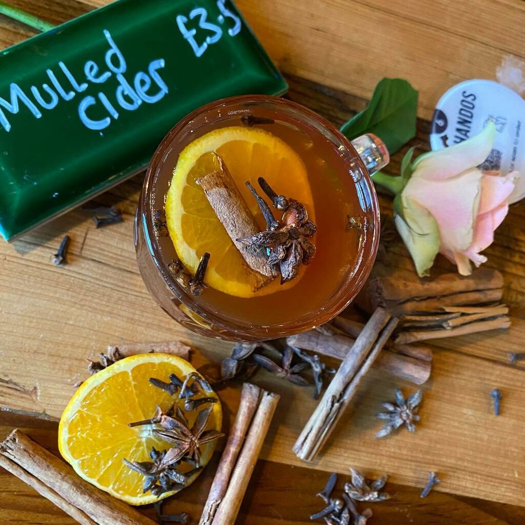 If you’re anything like us, odds are you both HATE the cold and LOVE to get bevved. Well thank your lucky stars because our delicious Mulled Cider is back!! Seasoned with all the essential bits and bobs to warm your bones.
•
•
•

#craftbeer #beer #beeroclock #instacraftbeer …