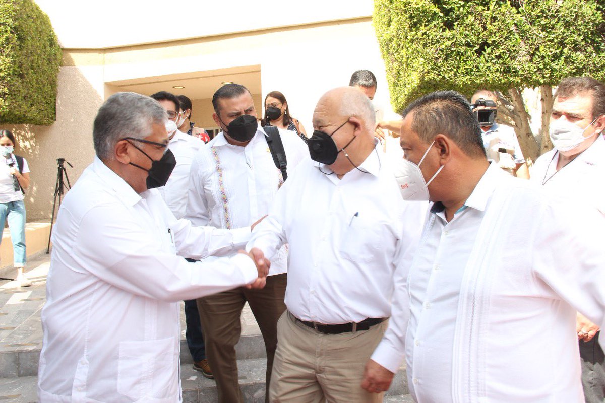 M_URESTIF's tweet photo. #TodosSomosUno 🙋‍♂️🙋‍♀️

🔴 Reconocen #SNTE 📚 Mtro. Alfonso Cepeda Salas y magisterio sudcaliforniano 👨‍🏫 a Mtro. @VictorCastroCos @GobBCS 🏢 pone en alto el nombre de la profesión docente 🔴 Asume mandatario alianza con maestros #Sección3 #BCS 👩‍🏫

Nota 👉 https://t.co/XXh08WGRVa 👈 https://t.co/rYi6Pj1HEd