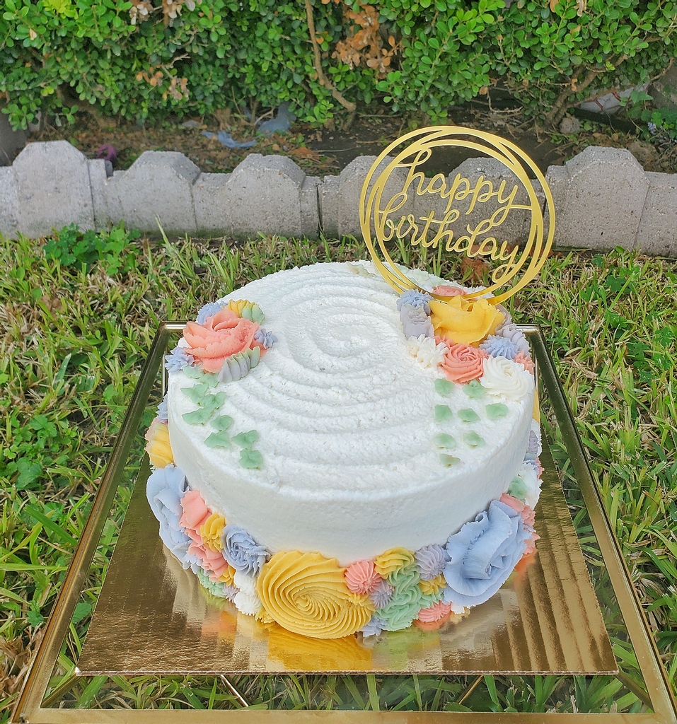 Love this gorgeous piped #buttercream pattern in this #Vegan #chocolate #cake perfect for my #tuesdaymorning⁠
.⁠
This cake is free of dairy, egg and regular food dyes. Decorated with @wiltoncakes tips⁠
.⁠
#bakeyourworldhappy #vegetarian #dessert #bakingcake #cakeart #rgv