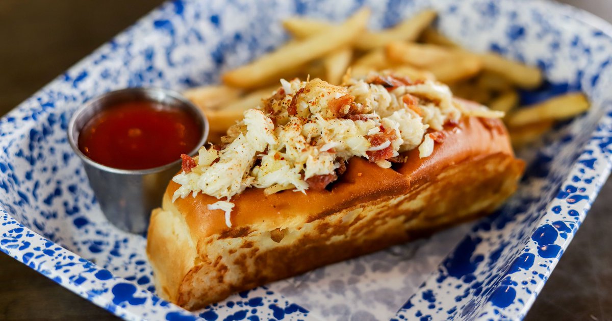 Our Spicy Crab Roll is BACK...but only for this week. This succulent spicy roll is stuffed with bacon, smoked gouda, and crab. The drizzle of spicy aioli and roasted cherry tomatoes is an umami bomb of yumminess. Get yours all week.
-
-
#spicycrabroll #lobsterroll #atxeats