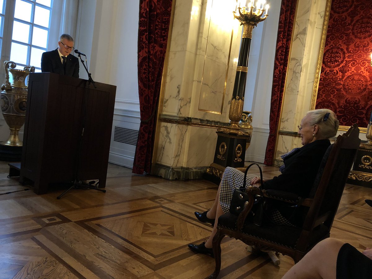 vestager's tweet photo. Uddeling af #EbbeMunchPrisen til Jeppe Tranholm Mikkelsen, generalsekretær @EUCouncil - i overværelse af Hendes Majestæt Dronning Margrethe. Varmt til lykke, så velfortjent! https://t.co/UA10pygMV0