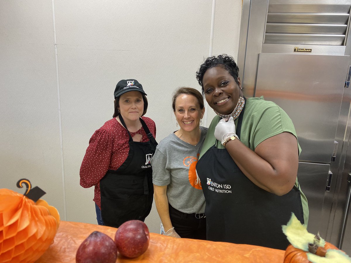 michael_crystal's tweet photo. #hawkelementary #DentonISD We are so thankful for our Admin and office staff! Serving the students today for Thanksgiving feast! #ha https://t.co/E4ooo7bbgt