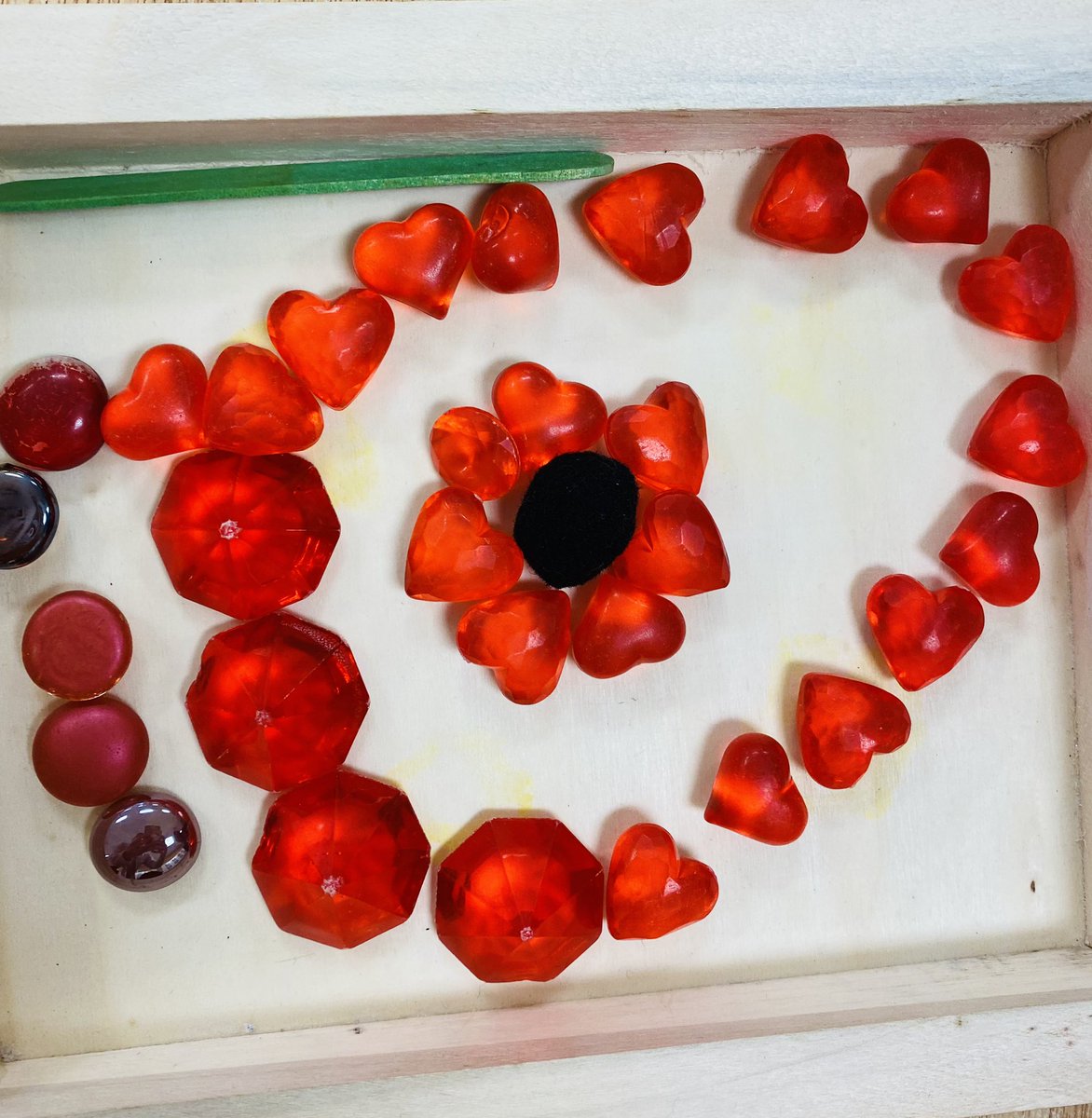 inghamkinder's tweet photo. Using loose parts students created poppies as we are learning about Remembrance Day @CliftonPS https://t.co/bLn8Z3ST5o