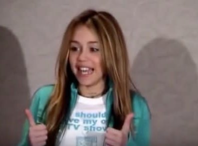 milesangels's tweet photo. miley yendo al casting de hannah montana con una camiseta que decía 'i should have my own tv show' https://t.co/989CKowHAu