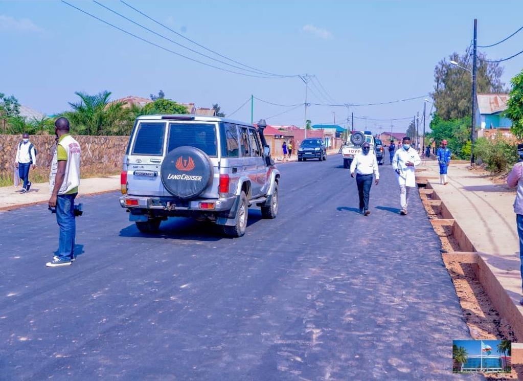 GouvernementHK's tweet photo. Le Gouverneur @JacquesKyabula ce mardi sur des routes à neuf comme la boucle Mgr #Tafunga au quartier #Tshamalale et l’avenue du Nord au quartier Plateau-Karavia. Sur la route #Kasapa, l’avenue Sendwe et le boulevard Kamanyola, les travaux entrent dans leur dernière ligne droite. https://t.co/g9FPuwdYa9