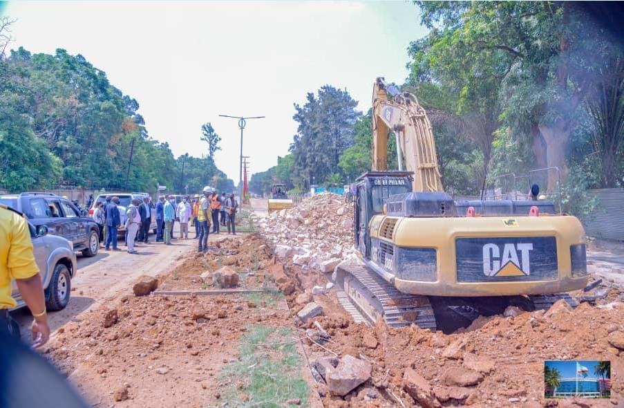 GouvernementHK's tweet photo. Le Gouverneur @JacquesKyabula ce mardi sur des routes à neuf comme la boucle Mgr #Tafunga au quartier #Tshamalale et l’avenue du Nord au quartier Plateau-Karavia. Sur la route #Kasapa, l’avenue Sendwe et le boulevard Kamanyola, les travaux entrent dans leur dernière ligne droite. https://t.co/g9FPuwdYa9