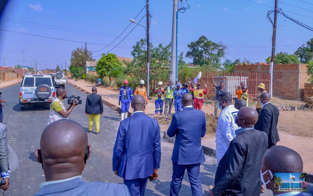 GouvernementHK's tweet photo. Le Gouverneur @JacquesKyabula ce mardi sur des routes à neuf comme la boucle Mgr #Tafunga au quartier #Tshamalale et l’avenue du Nord au quartier Plateau-Karavia. Sur la route #Kasapa, l’avenue Sendwe et le boulevard Kamanyola, les travaux entrent dans leur dernière ligne droite. https://t.co/g9FPuwdYa9