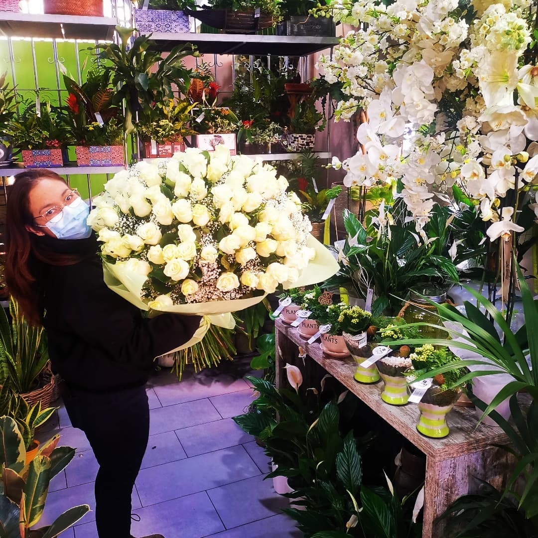 LasCameliasAF's tweet image. ¿Qué te parece este ramo XXL compuesto por 100 rosas blanco? 🌹
.
.
.
#rosas #ramoderosas #rosasxxl #otoño #autumn #roses #LasCamelias #lascameliasartefloral #lascameliasdiseñofloral #artefloral #diseñofloral #floristerías #floristerias #floristería #floristeria #Madrid #flores