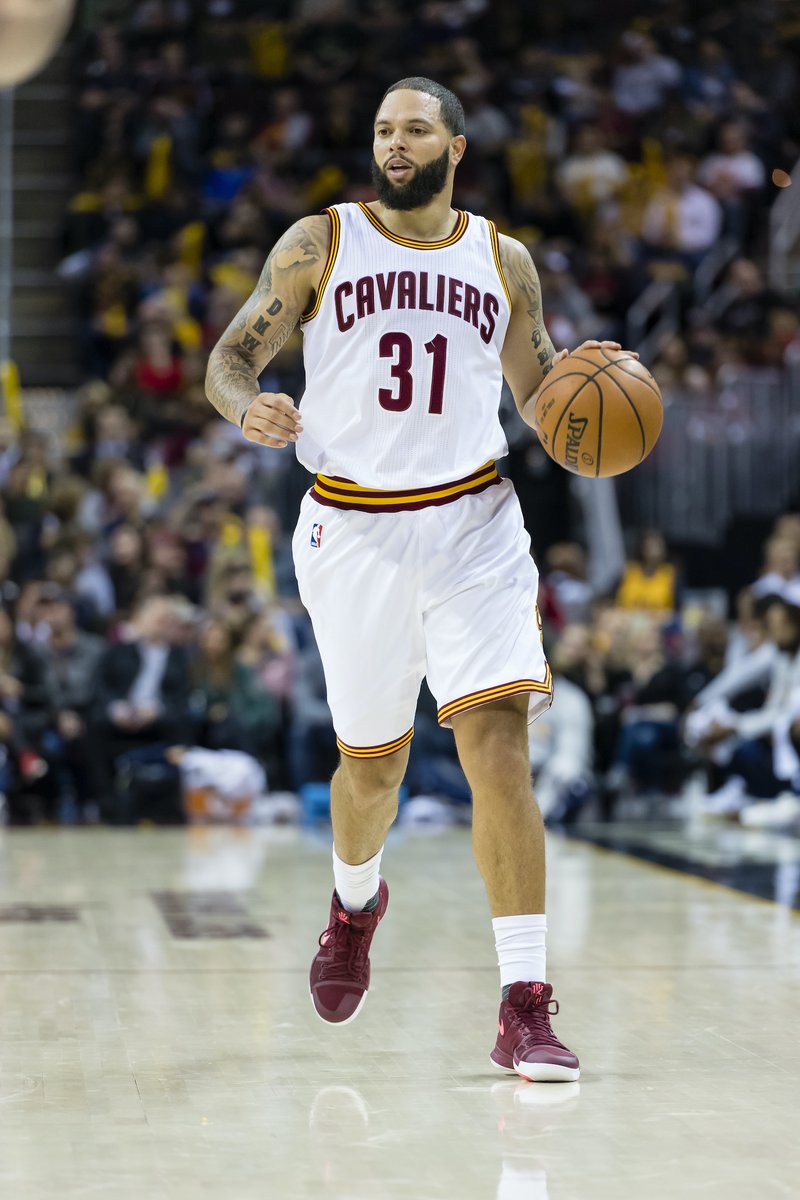 BleacherReport's tweet photo. Deron Williams and Frank Gore are set to fight in a 4-round heavyweight bout on the undercard of Jake Paul vs. Tommy Fury on December 18, per @wojespn https://t.co/wEog8fQqbV